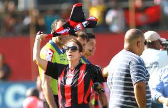 Com a presença de Ivete Sangalo, o Vitória empatou com o Ceará por 1 a 1 e retornou à Série A do Brasileiro