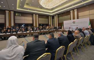 <p>Líderes da oposição síria, durante a reunião em Istambul, nesta segunda-feira</p>