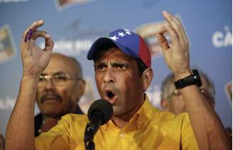 <p>O candidato Henrique Capriles fala com jornalistas após a divulgação dos resultados oficiais</p>