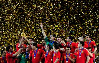 A seleção espanhola comemora a conquista da Copa do Mundo sobre a Holanda em 2010