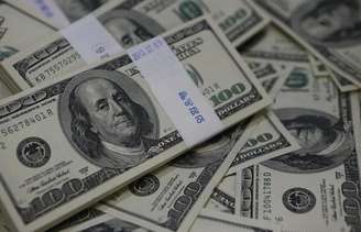 <p>O dólar avançou 0,87%, para R$ 2,3426 na venda, interrompendo três sessões de quedas consecutivas</p>