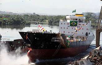 <p>Navio cargueiro da Transpetro no mar do Rio de Janeiro</p>
