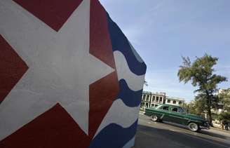 <p>Uma parede decorada com a bandeira cubana, em Havana</p>