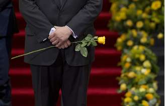 Entre os presentes na cerimônia, muitos usam flores amarelas na lapela (consideradas um amuleto por García Márquez)