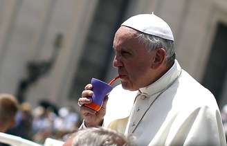<p>Papa Francisco bebe mate, uma bebida típica da Argentina, durante audiência geral, no Vaticano</p>