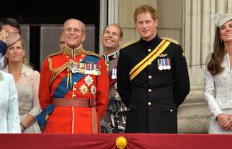 <p>Ao lado do príncipe Philip, Harry é visto na varanda do Palácio de Buckingham, durante a cerimônia do aniversário da rainha </p>