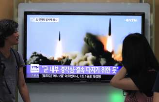 Sul-coreanos acompanham pela televisão tensão com lançamento de mísseis da Coreia do Norte