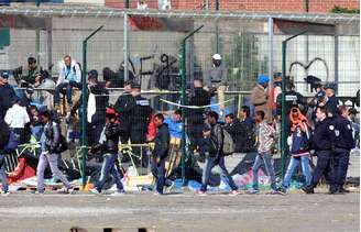 <p>Policiais franceses expulsam imigrantes ilegais de seu acampamento em Calais, no norte da França, nesta quarta-feira, 2 de julho</p>