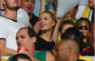 <p>Lena Gercke, namorada do jogador Sami Khedira, assiste ao jogo Brasil x Alemanha na arquibancada do Mineirão, em Belo Horizonte</p>
