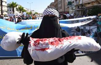 <p>Alguns chegavam a exibir bonecos, simulando corpos de crianças, em uma forte crítica aos "massacres" do exército israelense</p>