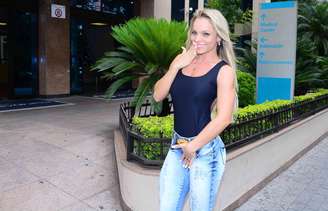 <p>A Miss Bumbum Indianara Carvalho em frente ao hospital, em São Paulo</p>