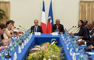 Presidente da França, François Hollande (esquerda), e o presidente do Haiti, Michel Martelly, durante reunião no palácio presidencial em Porto Príncipe, no Haiti, nesta terça-feira. 12/05/2015
