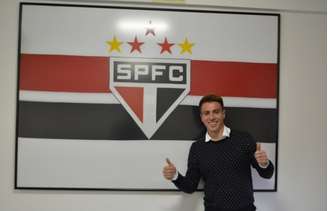 Lateral Buffarini nesta quarta-feira no CT (Foto: Érico Leonan / saopaulofc.net)