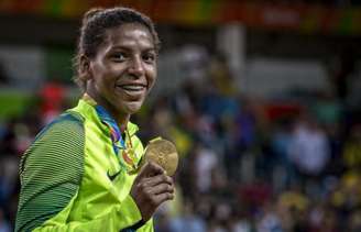 Rafaela Silva mostra a medalha de ouro olímpica (Foto: Marcio Rodrigues/MPIX/CBJ)