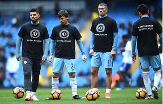 Jogadores do Manchester City entraram em campo para o aquecimento vestindo camisetas pretas com o escudo da Chapecoense e a frase #ForçaChape