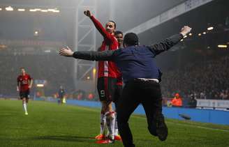 Torcedor invade o campo para comemorar o gol feito por Ibrahimovic na vitória do Manchester United na Copa da Inglaterra