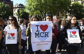 Pessoas fazem vigília em homenagem às vítimas do atentado em Manchester.
