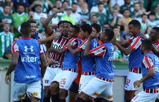 Jogadores do São Paulo comemoram o gol de Militão na virada contra o Coritiba.