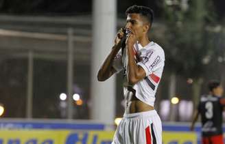 Zagueiro Walce marcou o gol da classificação do São Paulo sub-20 para a final da Copa RS (Everton Silveira)