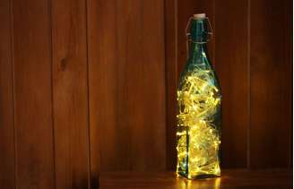 Luminária de garrafa feita em casa fica divertida e funcional
