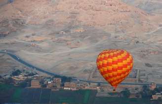 Balão de passeio sobrevoa cidade de Luxor, no Egito 13/12/2016 REUTERS/Amr Abdallah Dalsh