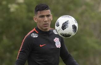 Com contrato até dezembro deste ano, o zagueiro paraguaio Balbuena poderia assinar com outro time a partir do meio do ano e sair do Corinthians de graça.