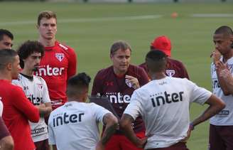 O técnico Diego Aguirre passa instruções aos seus comandados antes do jogo decisivo com o Atlético-PR (Érico Leonan/saopaulofc.net)