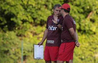 O técnico Diego Aguirre e André Jardine, membro permanente da comissão técnica do São Paulo, discutem ideias para a atuação do Tricolor (Rubens Chiri/saopaulofc.net)