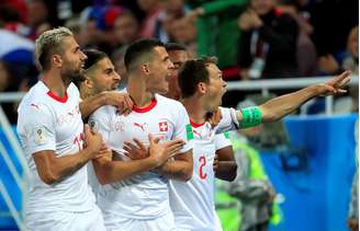 Granit Xhaka, da Suíça, comemora gol marcado contra a Sérvia na Copa do Mundo