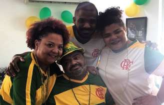 Arlindo Cruz assistiu jogo entre Brasil e México com sua família.