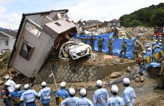 Equipes de resgate fazem buscas por pessoas desaparecidas em casa derrubada pela chuva na cidade japonesa de Kumano

Kyodo/via REUTERS