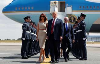 Presidente dos EUA, Donald Trump, e primeira-dama, Melanie Trump, desembarcam no Reino Unido 12/07/2018 REUTERS / Kevin Lamarque