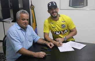 Matheus assina contrato ao lado de Marcelo Segurado, executivo de futebol do Ceará (Foto: Divulgação)