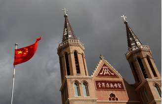 Bandeira da China ao lado de igreja católica em vilarejo de Huangtuang 30/09/2018 REUTERS/Thomas Peter