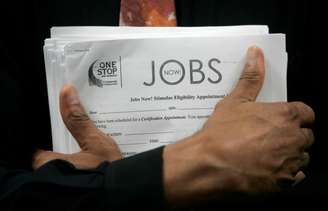 Homem segurando lista de empregos
03/08/2018
REUTERS/Robert Galbraith