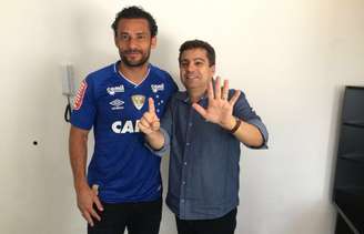 Diretor de futebol, Itair Machado, e Fred no dia da contratação do atacante que gerou o imbróglio jurídico- (Foto: Divulgação / Cruzeiro)