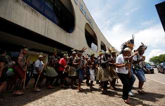 Indígenas protestam em frente ao prédio do governo de transição, em Brasília 06/12/2018 REUTERS/Adriano Machado