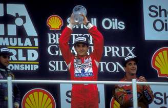 Senna comemora vitória no GP da Inglaterra, em 1988