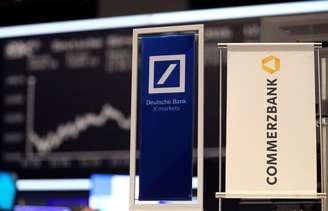 Banners de Deutsche Bank e Commerzbank na Bolsa de Valores de Frankfurt, Alemanha
30/09/2016
REUTERS/Kai Pfaffenbach