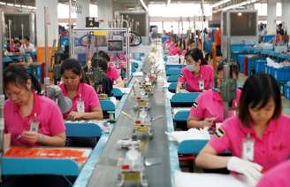 Funcionárias em linha de produção em fábrica em Dongguan, na China
16/11/2018
REUTERS/Stringer