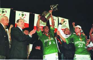 Há exatos 20 anos, o capitão César Sampaio erguia a taça da Libertadores pelo Palmeiras (Daniel Augusto Jr/LANCE!)