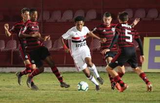 São Paulo e Flamengo empataram em 2 a 2 na última quarta-feira, pelo BR sub-17 (Foto: Igor Amorim/saopaulofc.net)