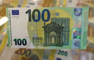 Nova nota de 100 euros é vista dentro do Banco da Itália em Roma.
REUTERS/Yara Nardi
27/05/2019