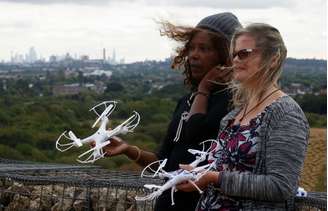 Ativistas Valerie Milner-Brown e Linda Davidsen seguram drones perto do aeroporto de Heathrow, em Londres
12/09/2019
REUTERS/Henry Nicholls