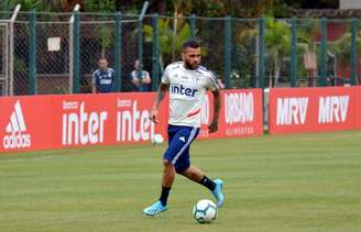Daniel Alves trabalhou no gramado pela primeira vez desde que voltou da Seleção (Érico Leonan/saopaulofc.net)