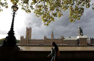 Mulher caminha pela margem do rio Tâmisa, em Londres
26/09/2019
REUTERS/Peter Nicholls