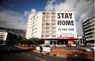 Poster pede que pessoas fiquem em casa na Cidade do Cabo, África. 
