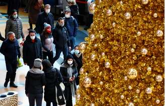 Com máscaras de proteção, alemães caminham próximo a árvore de Natal em Berlim
21/11/2020
 REUTERS/Fabrizio Bensch