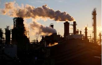 Fumaça sai de chaminés de fábrica em área industrial em Kawasaki, no Japão
16/01/2017 REUTERS/Toru Hanai