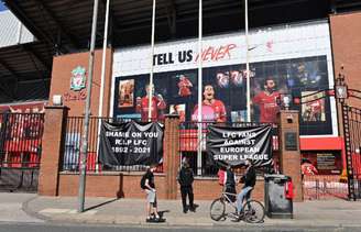 Torcedores do Liverpool protestam contra a criação da Superliga (AFP)